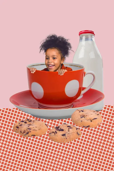 写真コラージュ作品コーヒーカップの中に座って笑顔の小さな子供の最小限の画像孤立した創造的な背景 — ストック写真