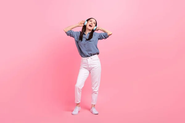 フルボディサイズの写真の労働者の女の子聞く音楽イヤホンダンスゾッとするようなステレオサウンド広告格安デバイス隔離されたピンク色の背景 — ストック写真