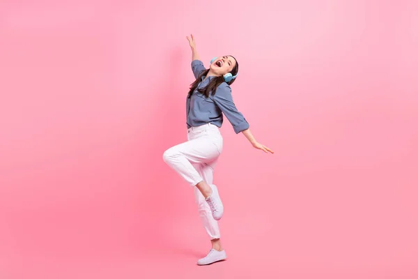 メロマンの女の子のダンスの週末のフルボディ写真は 大きな音楽を聞いて楽しむピンクの色の背景に隔離された楽しい無線ヘッドフォンフォーマルウェアを持っています — ストック写真