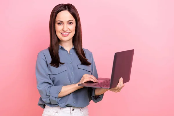 Photo Cheerful Lady Recruiter Assistant Use Hold Device Browsing Email — Stock Photo, Image