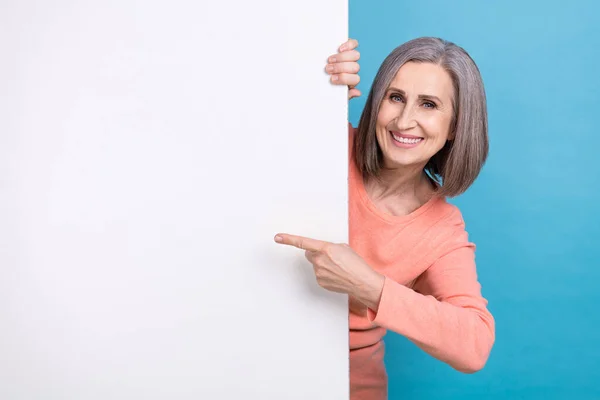 成功した陽気なビジネスの女性のプロモーターの写真指看板のプレゼンテーション青い色の背景に隔離された新しい歯科広告を演出 — ストック写真