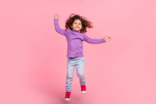 꼬마가 보라색 스웨터를 배경이 보인다 — 스톡 사진