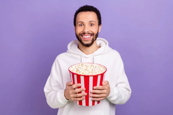 Porträt Von Fröhlichen Netten Menschen Hände Halten Großen Popcorn Eimer — Stockfoto