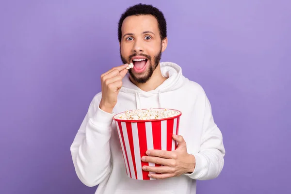 Fotografie Mladého Legrační Latinsky Chlap Nosit Bílou Stylovou Mikinu Popcorn — Stock fotografie