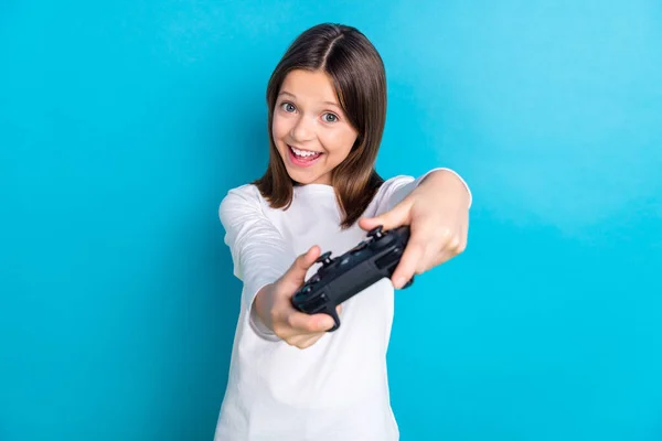 Beyaz Gömlekli Tatlı Heyecanlı Küçük Bir Bayanın Playstation Oyununun Tadını — Stok fotoğraf