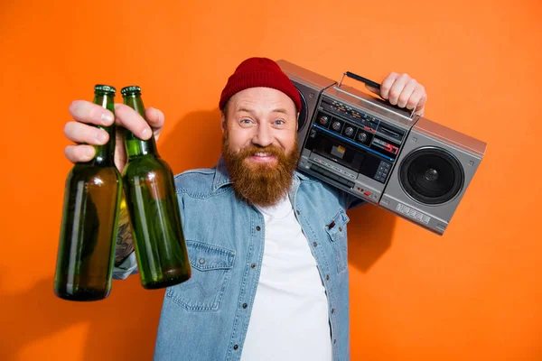 Фото Молодого Холостяка Позитивный Ирландский Человек Пьющий Пиво Ура Слушать — стоковое фото