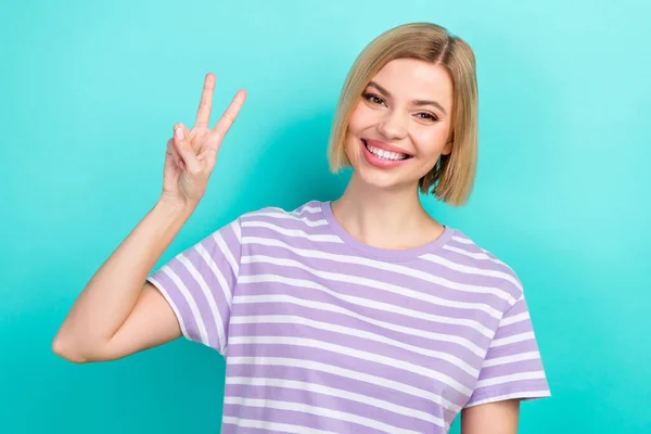 Model Kız Portresi Çizgili Mor Tişört Giyer Dişlek Gülümseyen Parmaklar — Stok fotoğraf