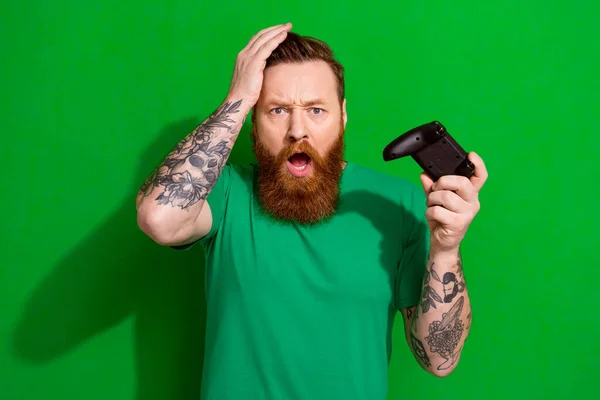 Foto Impressionato Sfortunato Uomo Indossare Shirt Perdere Playstation Gioco Isolato — Foto Stock