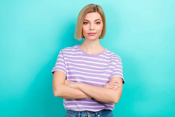 若い自信に満ちた深刻なビジネス女性の写真縞模様の紫のTシャツの上司成功した会社のリーダーを着用シアン色の背景に隔離 — ストック写真