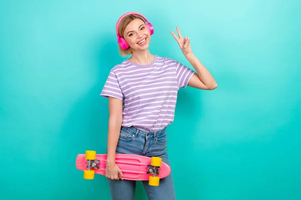 Fotografie Mladé Dívky Nosit Shirt Ukazující Sign Použití Vzduchu Sluchátka — Stock fotografie
