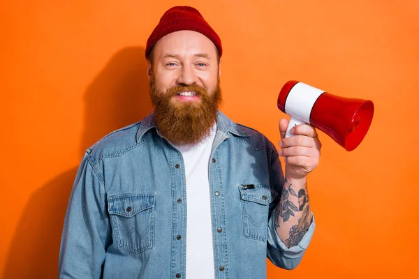 Photo Positive Promoter Guy Have Emergency Campaign Speaking Voice Shopping — Stock Photo, Image