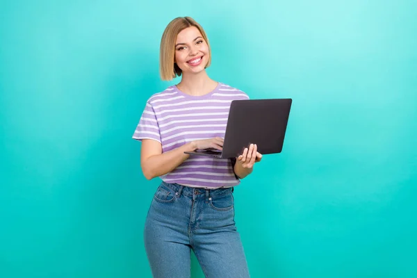 心情好 发型时髦 穿着条纹T恤衫的女人的画像 用茶色背景隔离笔记本电脑 — 图库照片