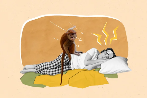 独创的照片小猴子拼贴坐着疲惫的女孩舒服的枕头躺在床上手牵手睡在橙色的背景下 梦幻般地彼此隔离 — 图库照片