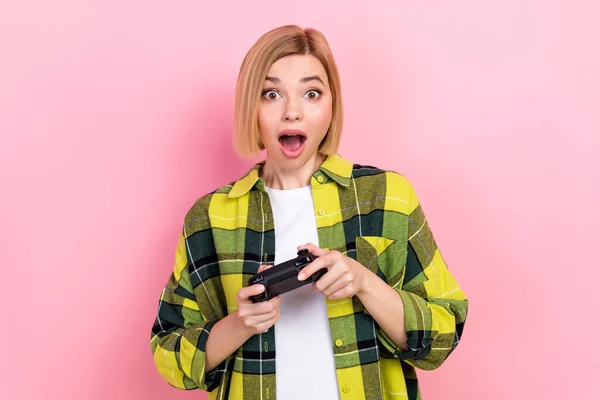 驚きの肯定的な女の子の手の写真はピンクの色の背景に隔離されたコントローラープレイビデオゲーム — ストック写真