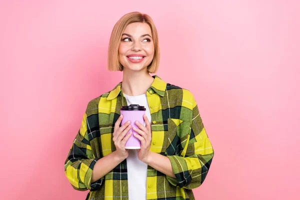 明るい女性の腕の写真ホールドコーヒーカップはピンクの色の背景に隔離された空のスペース広告に見えます — ストック写真