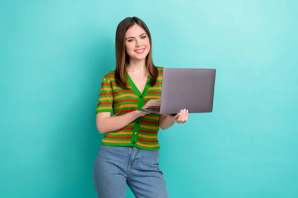 正の可愛いです女性ホールド購入する現代のネットブックデバイス素晴らしい品質隔離されたシアン色の背景 — ストック写真