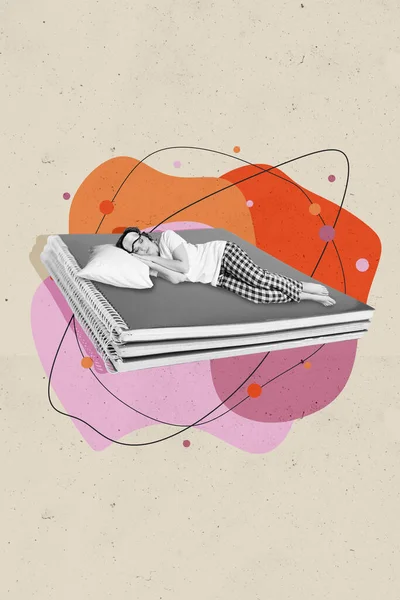 縦コラージュ画像の黒白い効果ミニ女の子寝て大きなノートブック代わりにベッド絶縁上絵の背景 — ストック写真