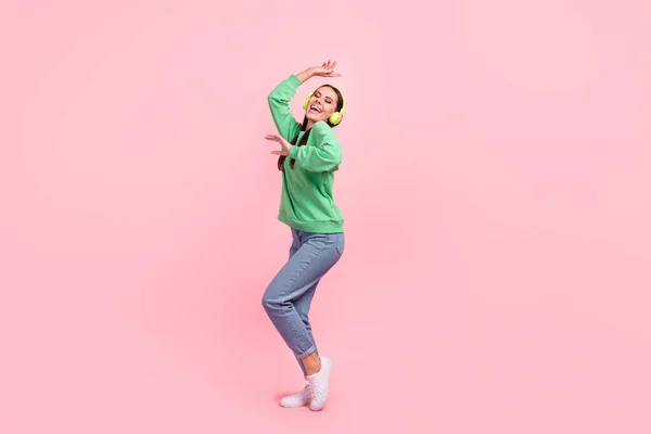 ポジティブで楽しい楽観的な女性の写真は 流行の服を着用品質を聞いてヒット良い気分はピンクの色の背景に隔離された楽しみを持っている — ストック写真