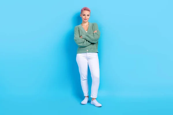 若い女の子の完全な長さの写真ピンク染め短い髪クロス腕は緑のシャツパンツ専門家管理者を着用青の色の背景に隔離 — ストック写真