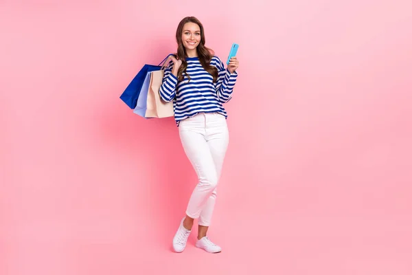 フルボディ写真の若い女の子ホールドスマートフォンEコマース製品広告主ショッピングバッグアマゾン隔離上ピンク色背景 — ストック写真
