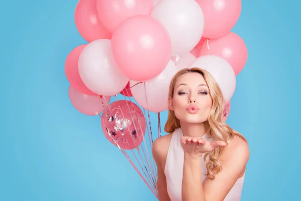 ピンクの背景に分離カメラに口をとがらす唇手のひらでキスを吹いている多くの気球を持つ素敵な甘いひよこの肖像画 愛情インスピレーション ハーモニー コンセプト — ストック写真