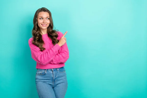 Portret Pozytywnej Dziewczyny Kręcone Fryzury Nosić Fioletowy Pullover Wygląd Reżyserowanie — Zdjęcie stockowe