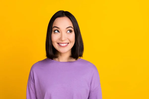 긍정적 여자가 공간으로 보이는 보라색 셔츠를 사진노란 — 스톡 사진