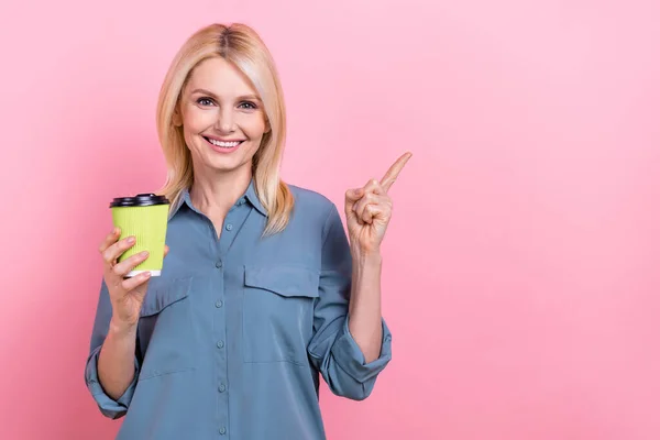 中年プロモータービジネス女性ブローカーホールドプラスチックカップドリンク直接指モックアップラテMacchiatoブランドピンク色の背景に隔離 — ストック写真