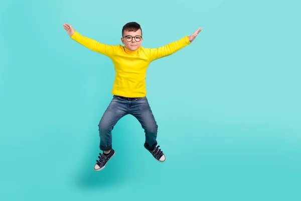 Foto Longitud Completa Niño Alegre Saltando Aislado Sobre Fondo Color —  Fotos de Stock