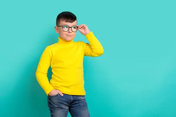 知的少年のタッチ眼鏡の写真は 学校の服のための広告を宣伝孤立シアン色の背景 — ストック写真