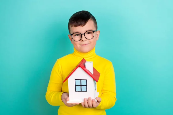 Photo Cute Boy Hold Building House Family Adoption Loan Offer — Stock Photo, Image