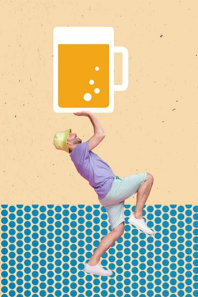 縦コラージュ写真のミニ興奮男腕ホールド巨大パイントマグカップビール孤立上の創造的なベージュの背景 — ストック写真
