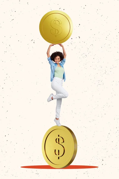 垂直コラージュ画像のミニ正の女の子スタンドの間に2巨大なお金のコイン孤立した創造的な背景 — ストック写真