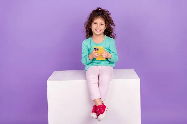 かわいい子供の写真の服を着た電話シャツチャットInstagramのTwitter電報Facebookの空のスペース孤立紫色の背景 — ストック写真