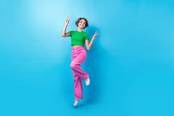파란색 고립된 Signs Emtpy 공간을 초록색 점프를 귀여운 여성의 — 스톡 사진