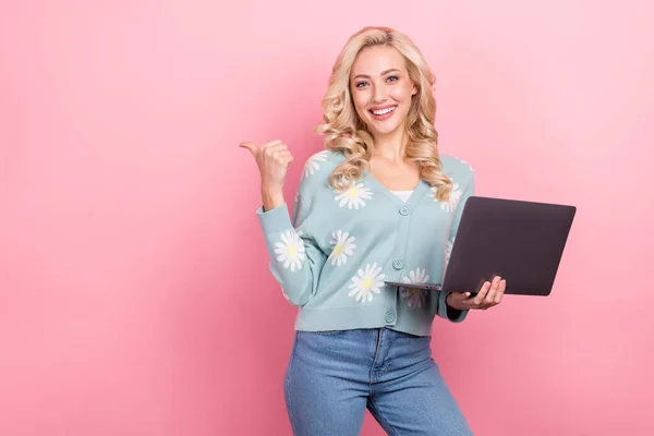 若いフリーランスの楽観的なプロモーターマーケティング戦略の写真広告の女の子はピンクの背景に隔離されたネットブック直接指モックアップを保持 — ストック写真