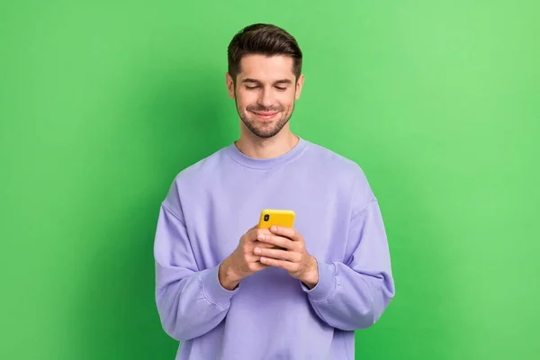 ポジティブなブロガーの男の肖像 使用電話チャット通信隔離された緑の色の背景 — ストック写真