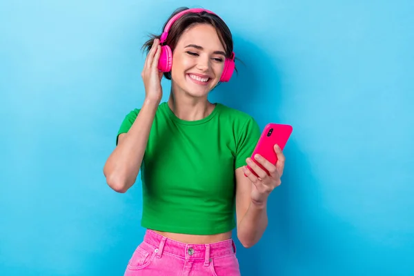 Foto Mujer Positiva Brillante Usar Camiseta Verde Escuchar Canciones Dispositivo — Foto de Stock