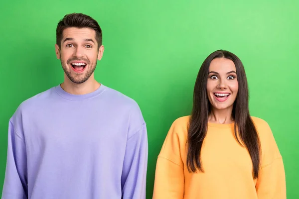 かなり興奮した夫婦の写真は スウェットシャツを着て笑顔オープン口隔離された緑の背景 — ストック写真