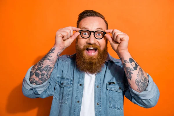 Photo Impressed Funny Man Wear Jeans Shirt Arms Spectacles Open — Stock Photo, Image