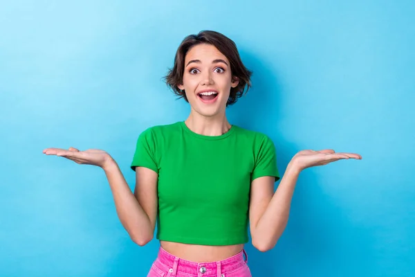 Photo Impressed Funny Lady Dressed Green Top Showing Arms Scales — Stock Photo, Image