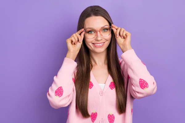 年轻微笑的女士身穿粉色羊毛衫 草莓纹的画像 带着新的眼镜 能满足紫色背景下的高质量镜片的要求 — 图库照片
