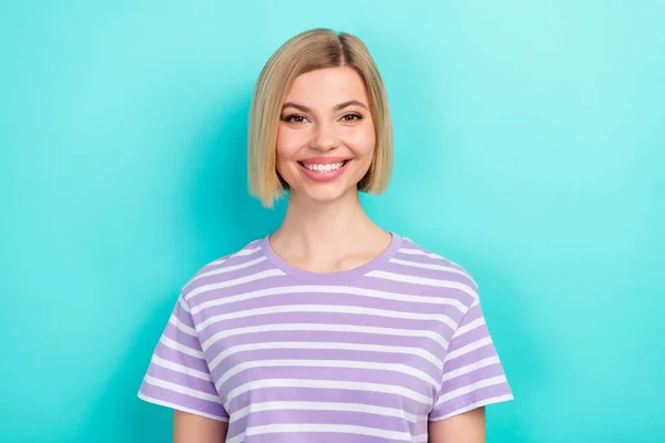 短いヘアスタイルのTシャツを身に着けている満足快適な女性の肖像画は スチール色の背景に隔離されたカメラで笑顔に見える — ストック写真