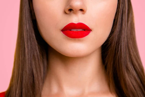 Närbild Halv Ansikte Gröda Porträtt Brunett Kvinna Med Röda Läppar — Stockfoto