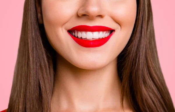 Gröda Närbild Porträtt Halva Ansiktet Kvinna Med Strålande Leende Samtidigt — Stockfoto