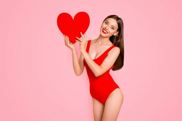 Retrato Mujer Encantadora Con Gran Cartón Papel Corazón Rojo Mano — Foto de Stock