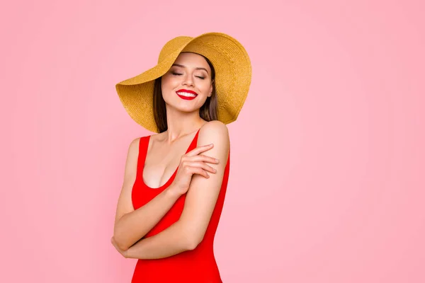 Cerca Retrato Tierna Chica Encantadora Abraza Soñadoramente Sonríe Pie Sombrero — Foto de Stock