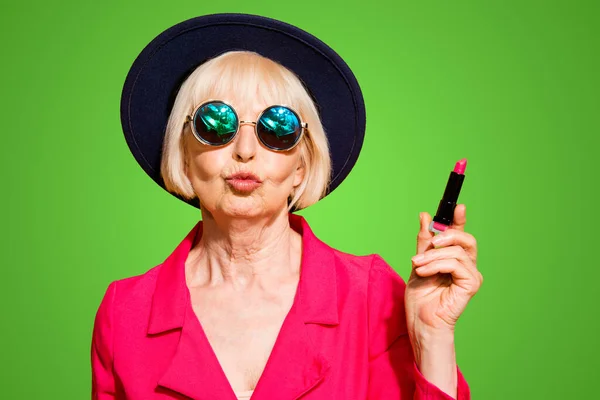 Babička Připravovat Pro Data Okouzlující Atraktivní Žena Drží Červenou Rtěnku — Stock fotografie