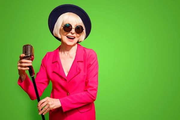 Портрет Щасливої Старої Жінки Тримає Підставку Мікрофона Співає Ізольовано Яскраво — стокове фото