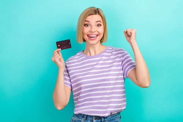 Bild Imponerad Person Trendig Shirt Hålla Kreditkort Höjning Nävar Skrika — Stockfoto